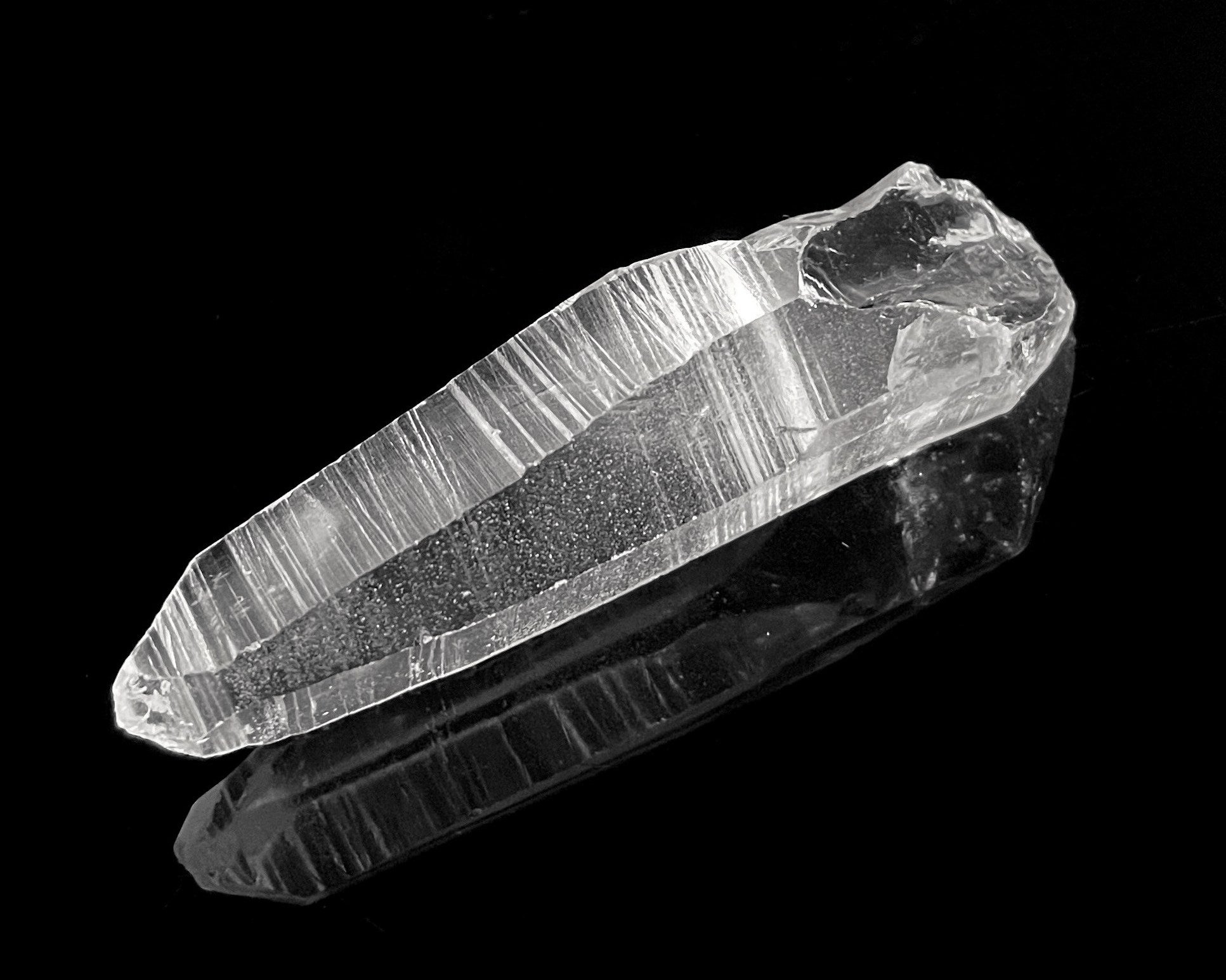 natürliche Bergkristall Spitze natur auf schwarzem Hintergrund