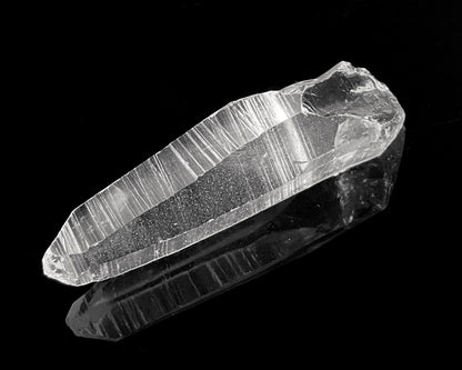 natürliche Bergkristall Spitze natur auf schwarzem Hintergrund