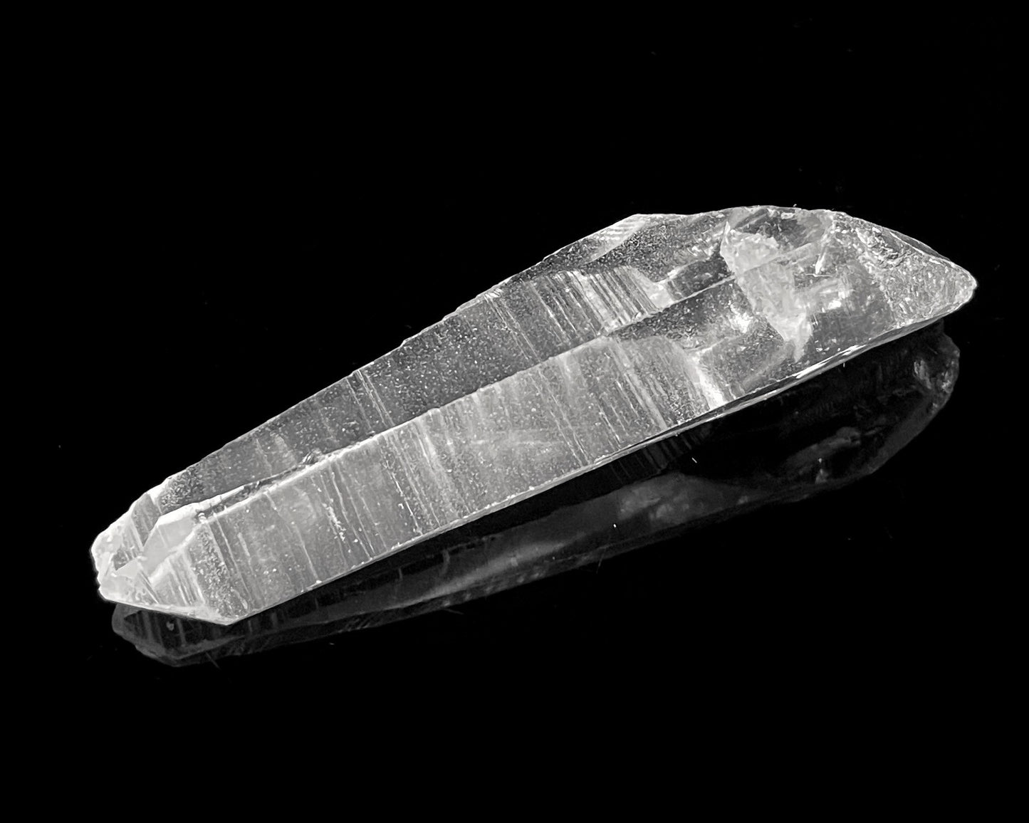 Bergkristall Spitze natur auf schwarzem Hintergrund