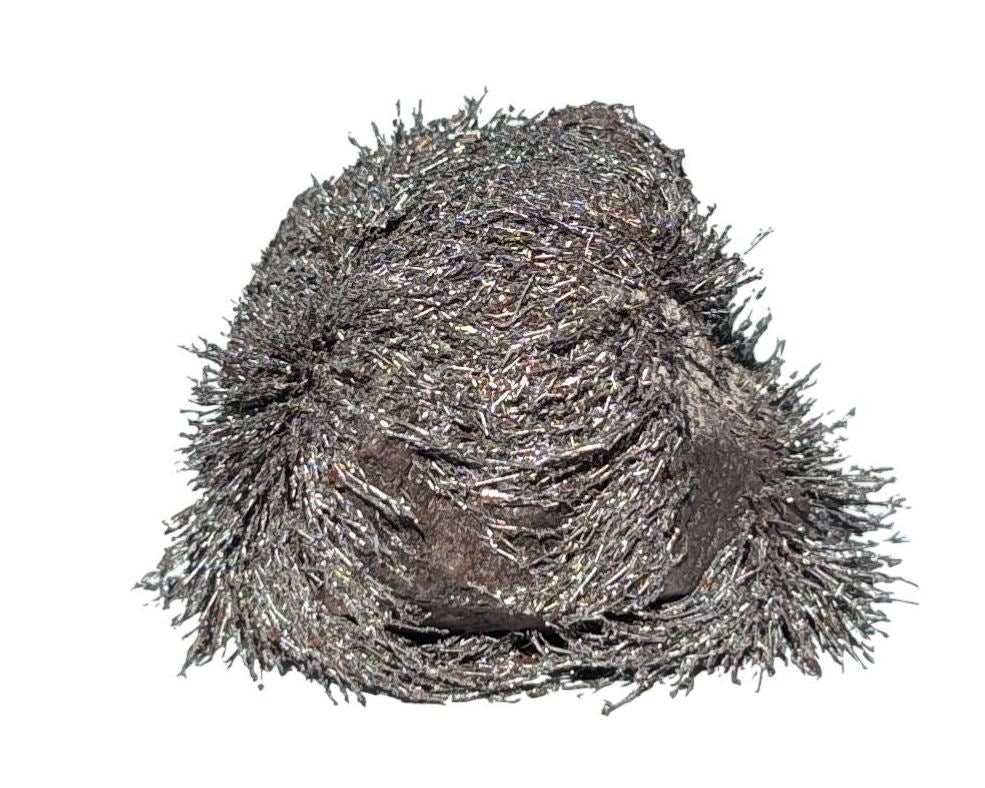 Vorderansicht brauner Magnetit Rohstein mit Eisenspänen auf weißem Hintergrund