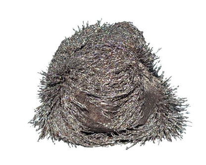 Vorderansicht brauner Magnetit Rohstein mit Eisenspänen auf weißem Hintergrund