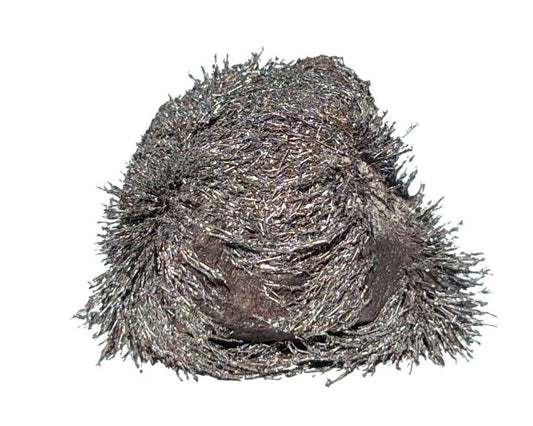 Vorderansicht brauner Magnetit Rohstein mit Eisenspänen auf weißem Hintergrund