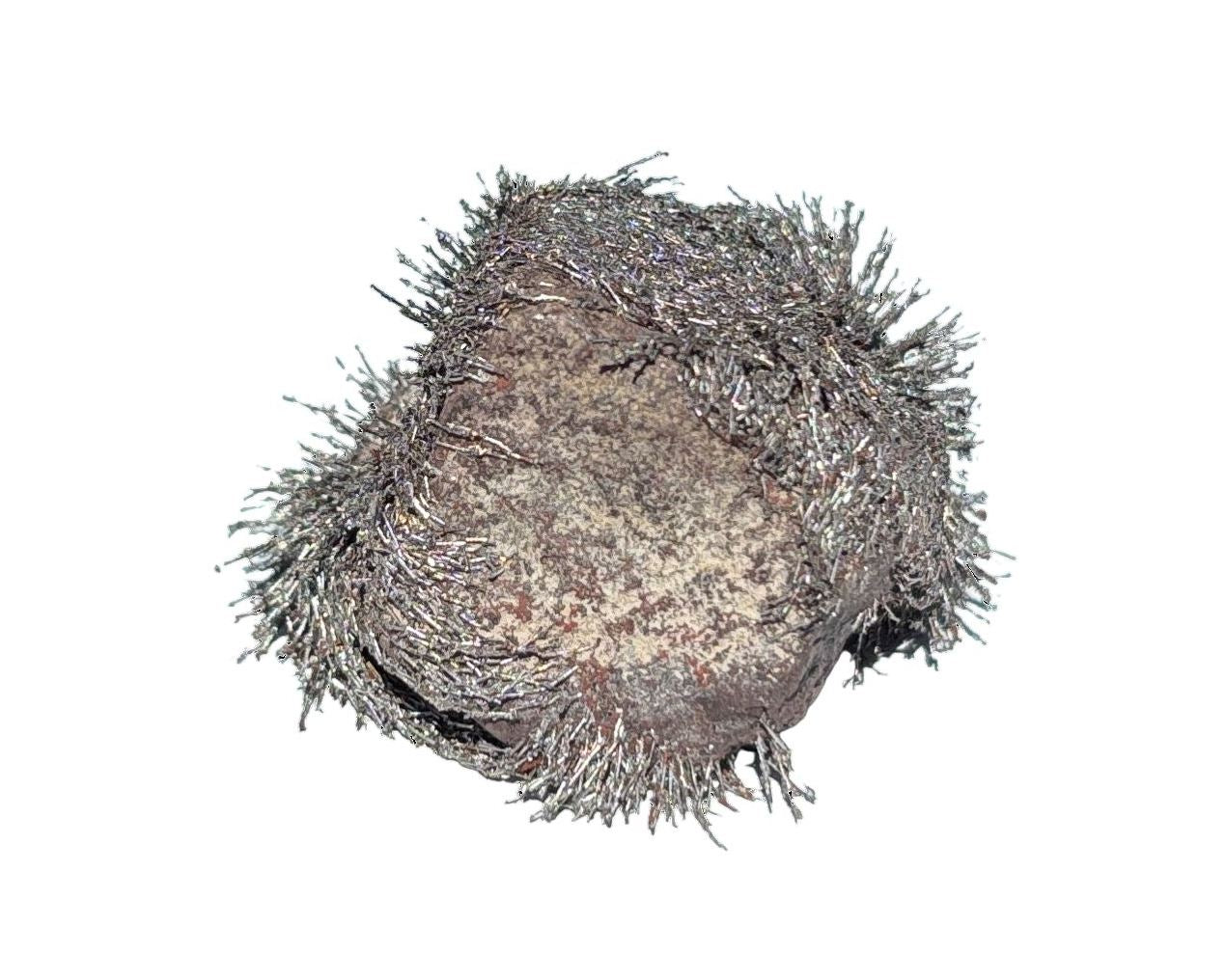 einzelner natürlicher Magnetit Rohstein mit Eisenspänen auf weißem Hintergrund