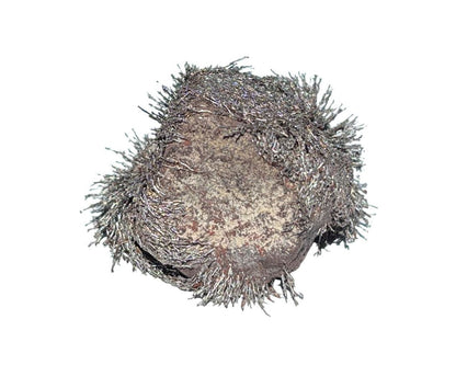 einzelner natürlicher Magnetit Rohstein mit Eisenspänen auf weißem Hintergrund