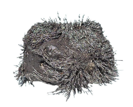 Vorderansicht brauner Magnetit Rohstein mit Eisenspänen auf weißem Hintergrund