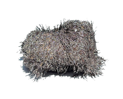 einzelner natürlicher Magnetit Rohstein mit Eisenspänen auf weißem Hintergrund