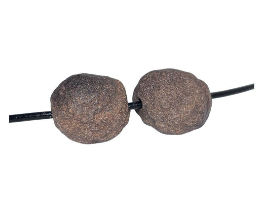 Moqui Marbles Anhänger auf weißem Hintergrund