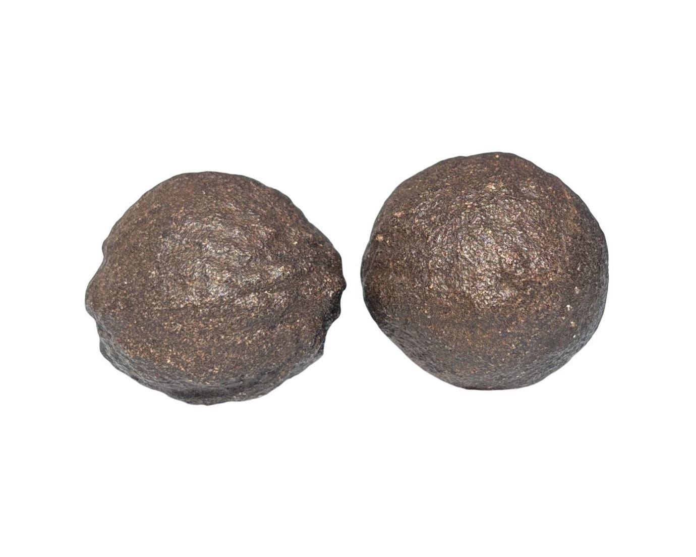 Moqui Marbles paarweise auf weißem Hintergrund