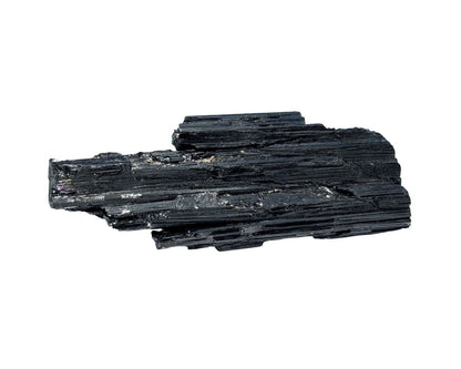 Ansicht von vorn: schwarzer Turmalin Schörl Rohstein Wasserstein auf weißem Hintergrund