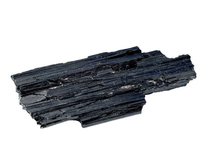 schwarzer Turmalin Schörl Rohstein auf weißem Hintergrund