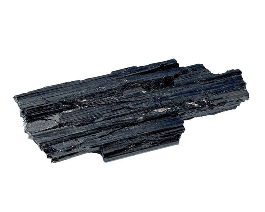 schwarzer Turmalin Schörl Rohstein auf weißem Hintergrund