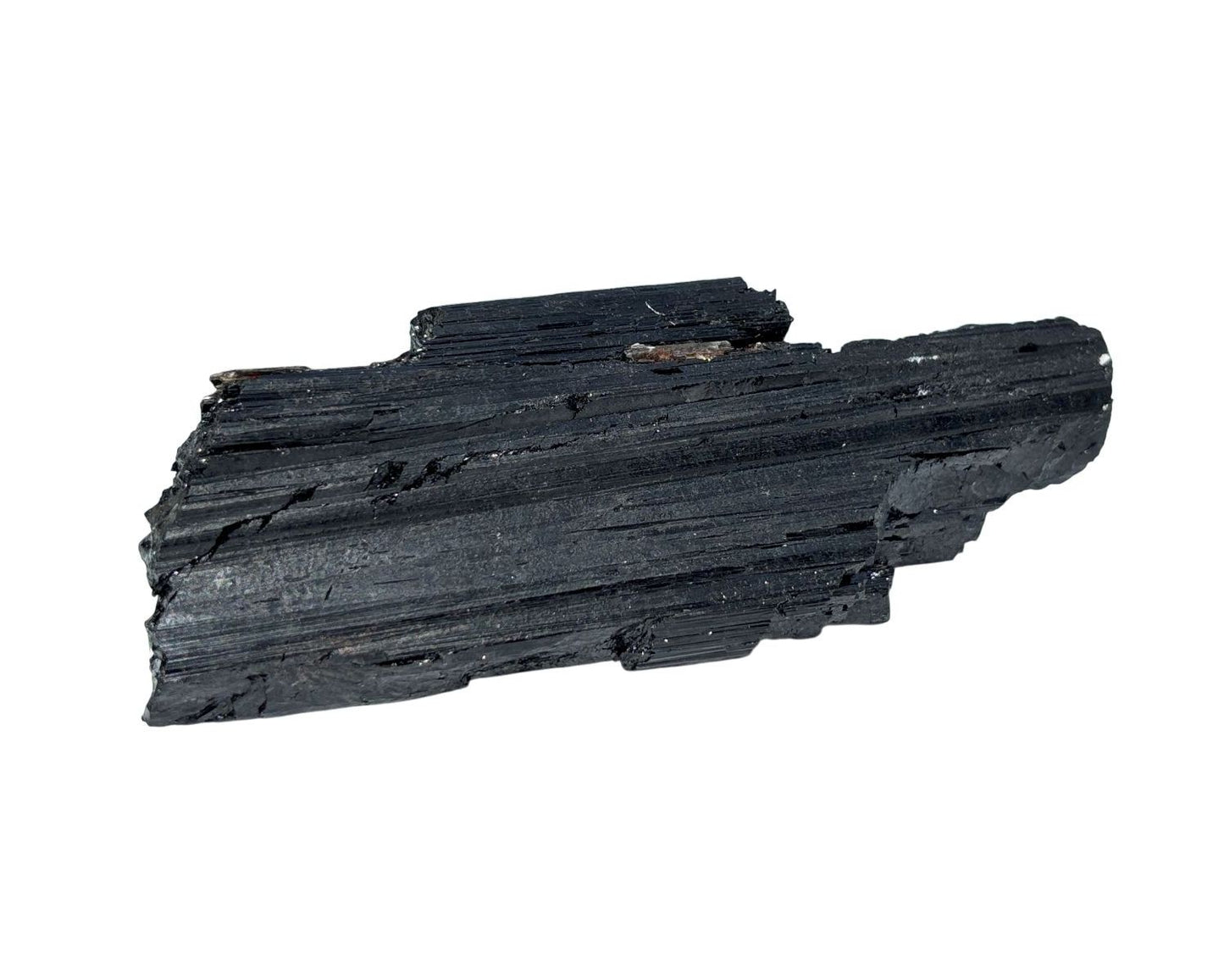 schwarzer Turmalin Schörl Kristall auf weißem Hintergrund