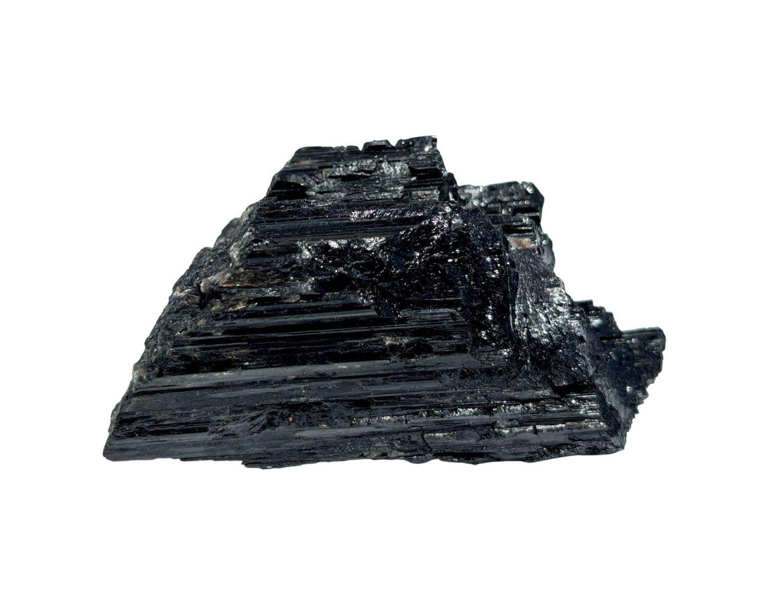 schwarzer Turmalin Schörl Rohstein auf weißem Hintergrund