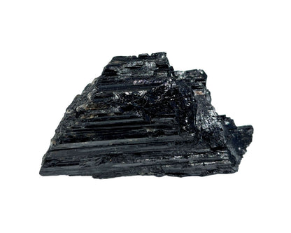 schwarzer Turmalin Schörl Rohstein auf weißem Hintergrund