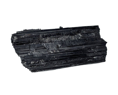 Ansicht von vorn: schwarzer Turmalin Schörl Rohstein Wasserstein auf weißem Hintergrund