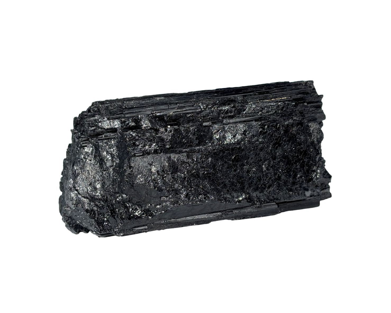 Vorderansicht: schwarzer Turmalin Schörl Rohstein Wasserstein auf weißem Hintergrund