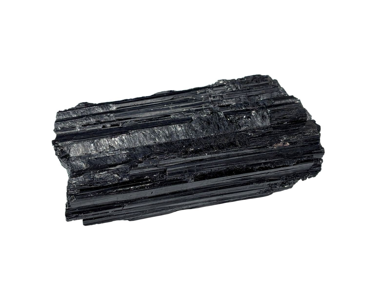 schwarzer Turmalin Schörl Kristall auf weißem Hintergrund