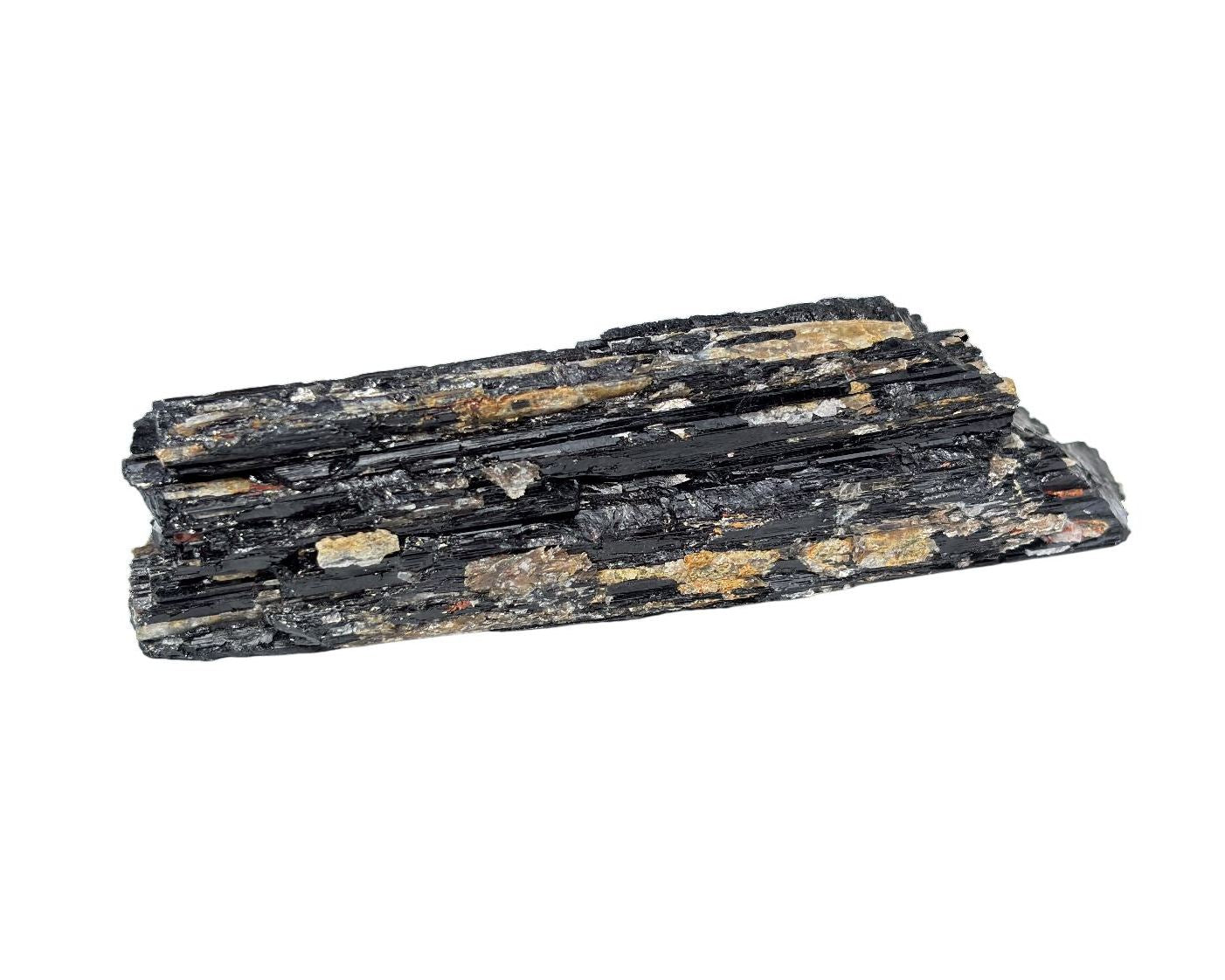 Ansicht von vorn: schwarzer Turmalin Schörl Rohstein Wasserstein auf weißem Hintergrund