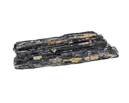 Ansicht von vorn: schwarzer Turmalin Schörl Rohstein Wasserstein auf weißem Hintergrund