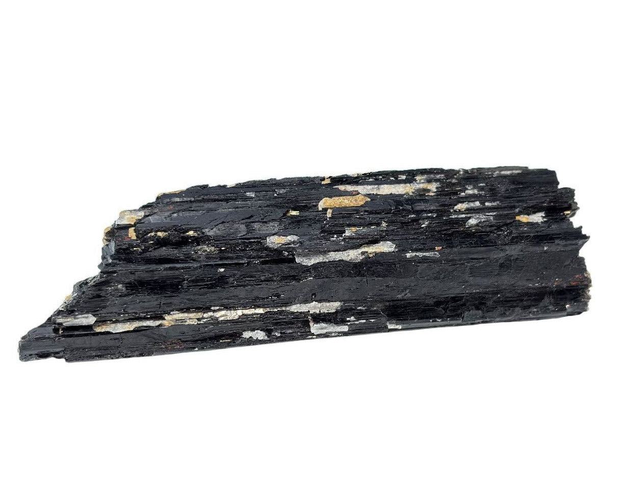 Vorderansicht: schwarzer Turmalin Schörl Rohstein Wasserstein auf weißem Hintergrund