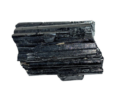 Ansicht von vorn: schwarzer Turmalin Schörl Rohstein Wasserstein auf weißem Hintergrund