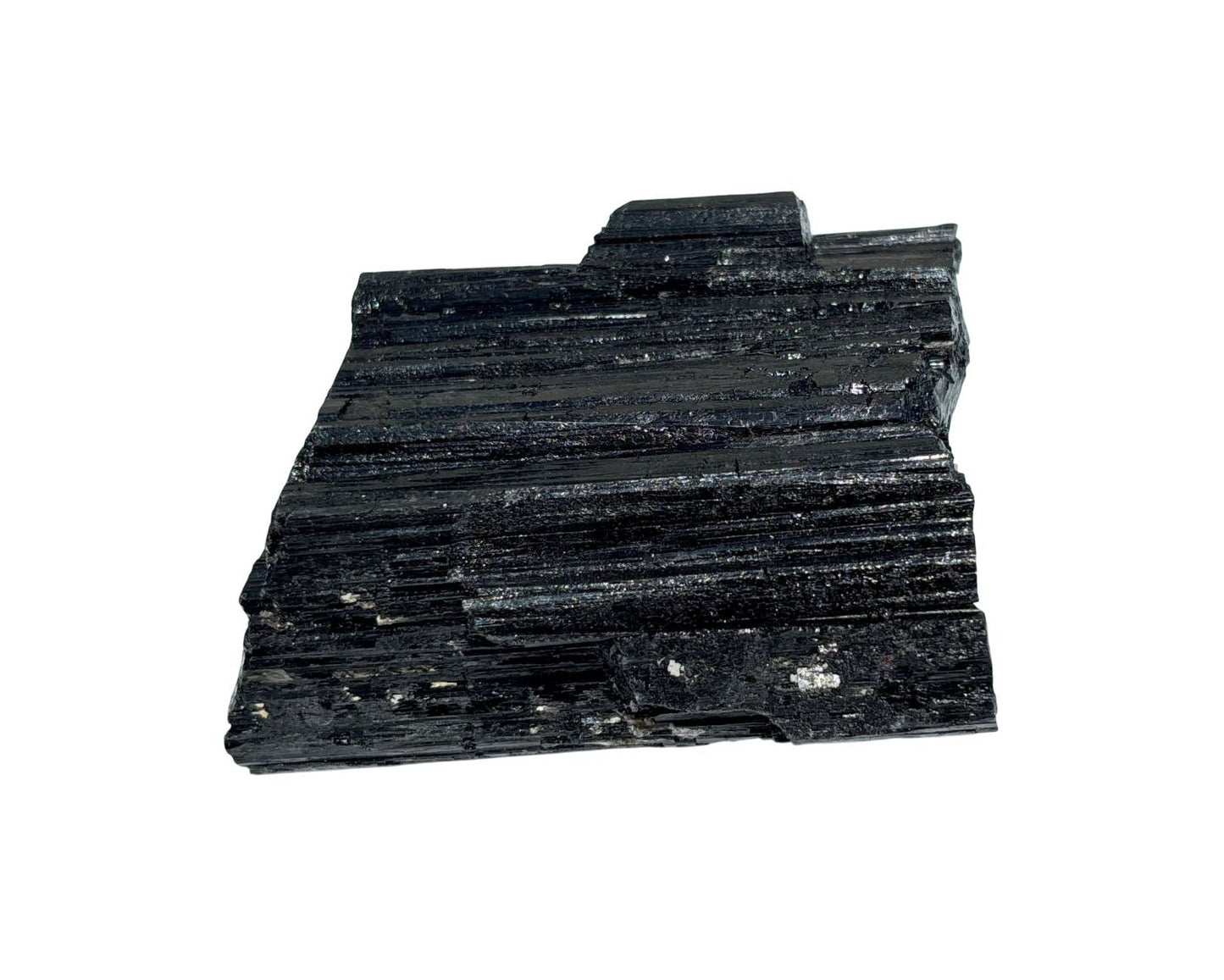 Vorderansicht: schwarzer Turmalin Schörl Rohstein Wasserstein auf weißem Hintergrund