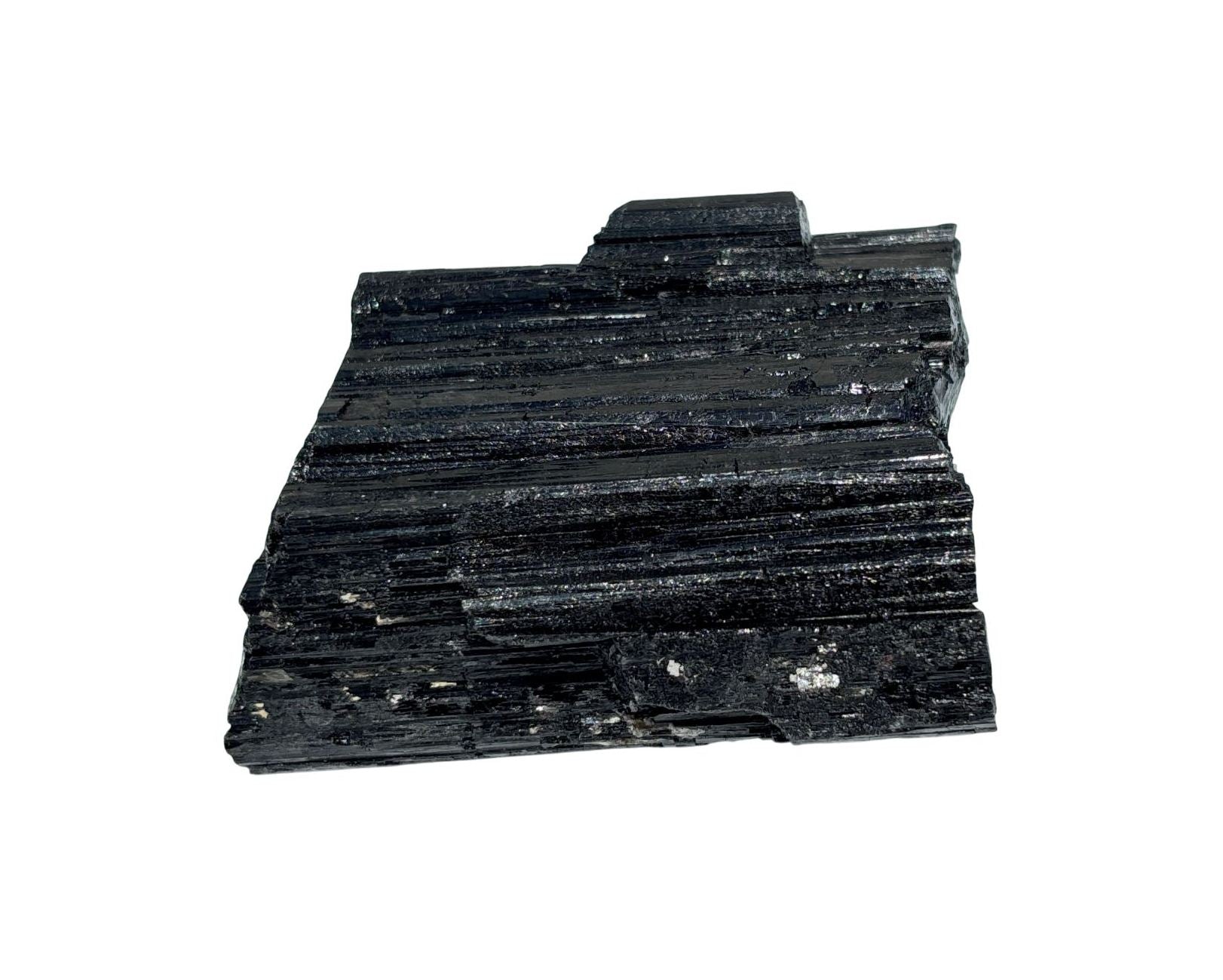 Vorderansicht: schwarzer Turmalin Schörl Rohstein Wasserstein auf weißem Hintergrund