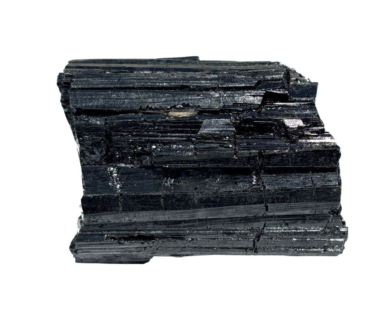 schwarzer Turmalin Schörl Rohstein auf weißem Hintergrund