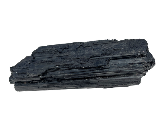 schwarzer Turmalin Schörl Rohstein auf weißem Hintergrund