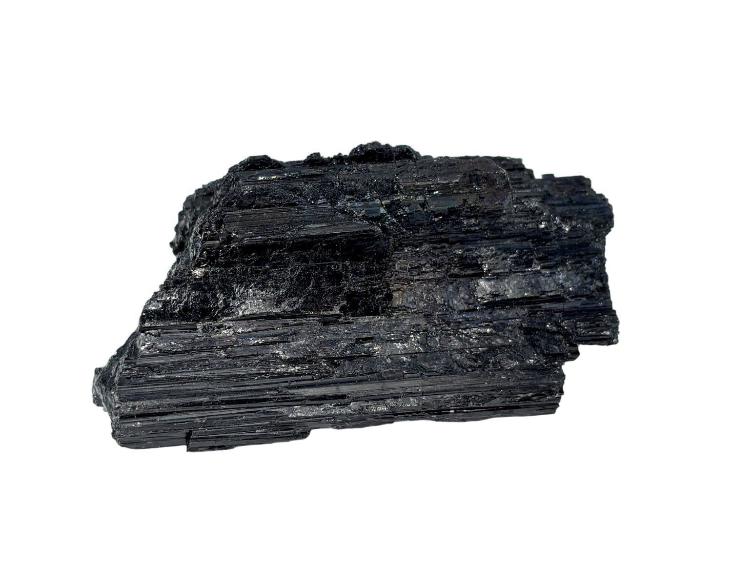 Ansicht von vorn: schwarzer Turmalin Schörl Rohstein Wasserstein auf weißem Hintergrund