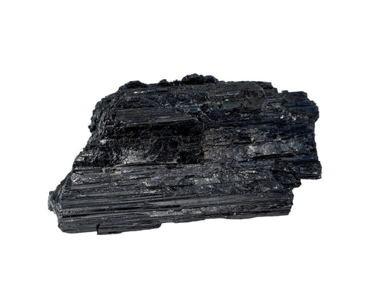 Ansicht von vorn: schwarzer Turmalin Schörl Rohstein Wasserstein auf weißem Hintergrund