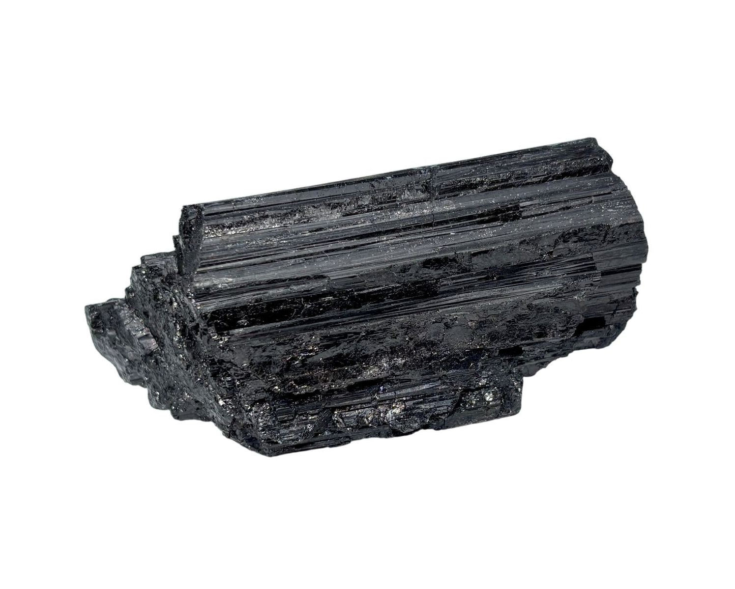 Vorderansicht: schwarzer Turmalin Schörl Rohstein Wasserstein auf weißem Hintergrund