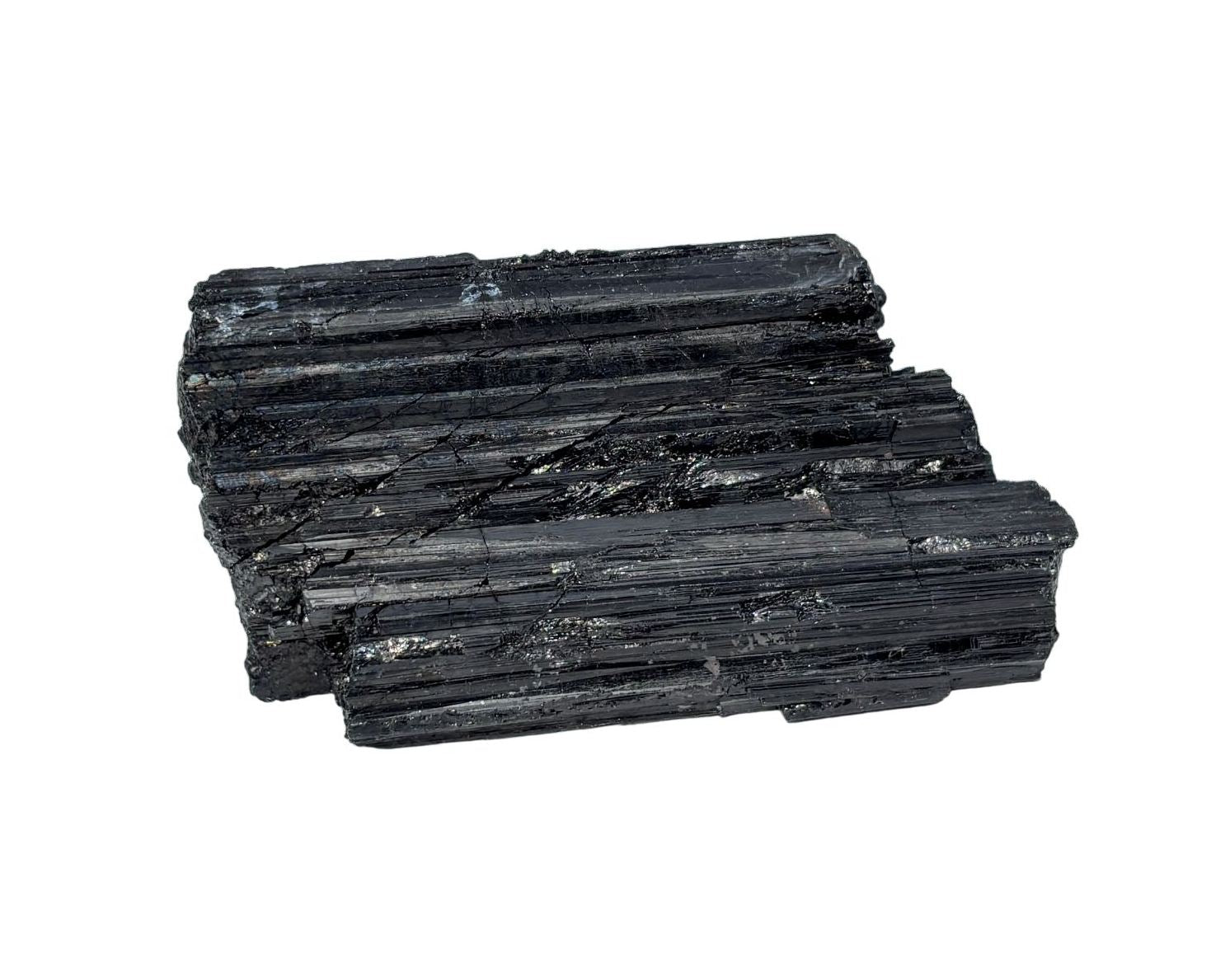 schwarzer Turmalin Schörl Rohstein auf weißem Hintergrund