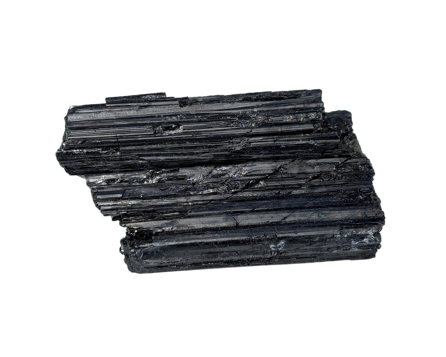 Vorderansicht Turmalin Rohstein auf weißem Hintergrund