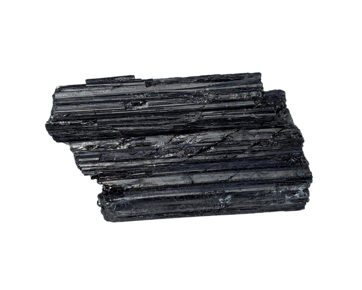 Vorderansicht Turmalin Rohstein auf weißem Hintergrund