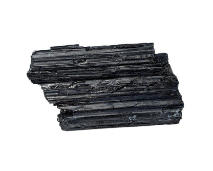 Vorderansicht Turmalin Rohstein auf weißem Hintergrund