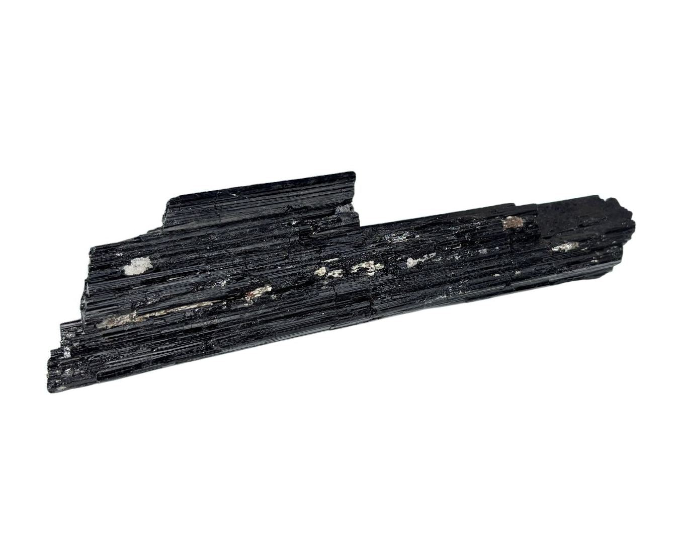 Vorderansicht: schwarzer Turmalin Schörl Rohstein Wasserstein auf weißem Hintergrund