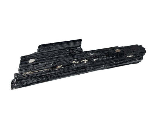 Vorderansicht: schwarzer Turmalin Schörl Rohstein Wasserstein auf weißem Hintergrund