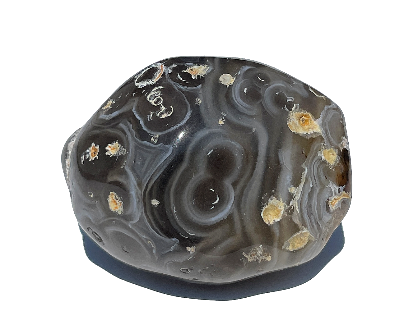 Seitenansicht: einzelner Wasserachat auf weißem Hintergrund