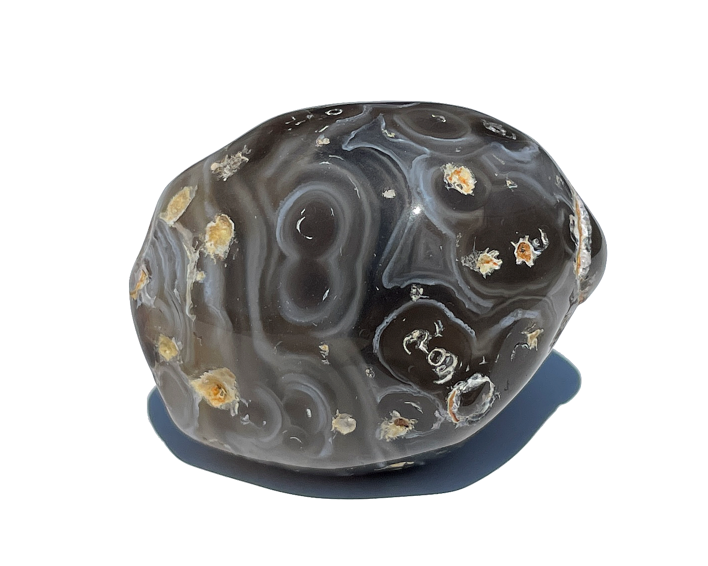 Ansicht von vorn: Wasserachat auf weißem Hintergrund