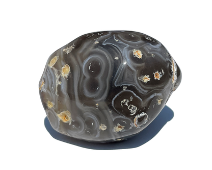 Ansicht von vorn: Wasserachat auf weißem Hintergrund