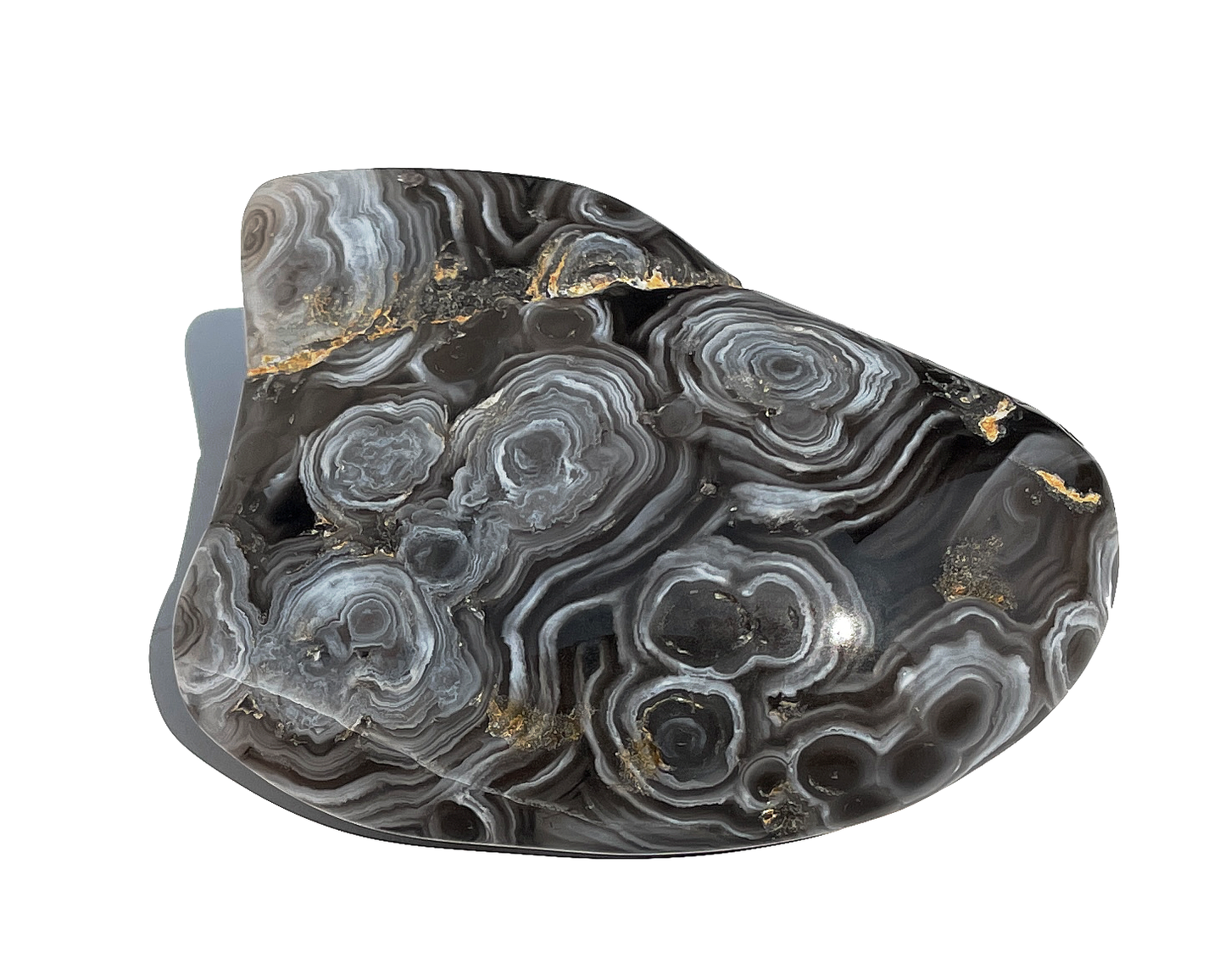 natürlicher Wasserachat mit Maserung auf weißem Hintergrund