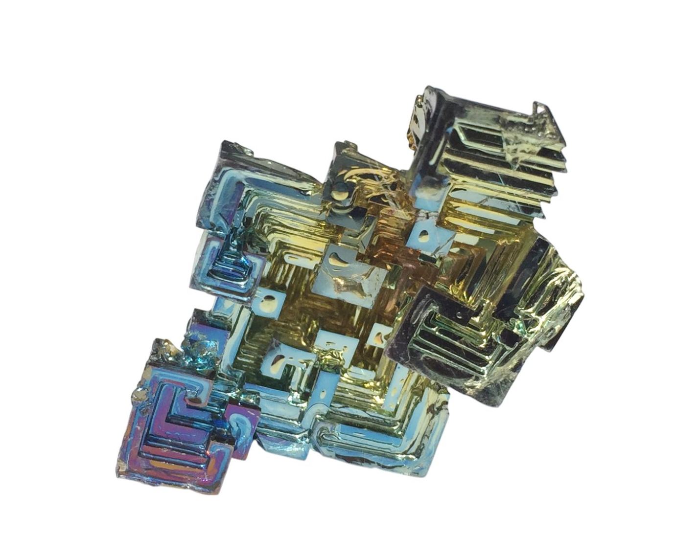 buntes Wismut Kristall auf weißem Hintergrund