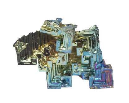 Ansicht von vorn: Wismut Kristall auf weißem Hintergrund