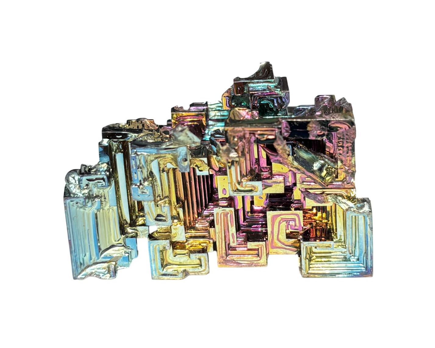 Ansicht von vorn: Wismut Kristall auf weißem Hintergrund