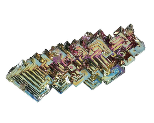 Wismut Kristall mit irisierende Farben auf weißem Hintergrund