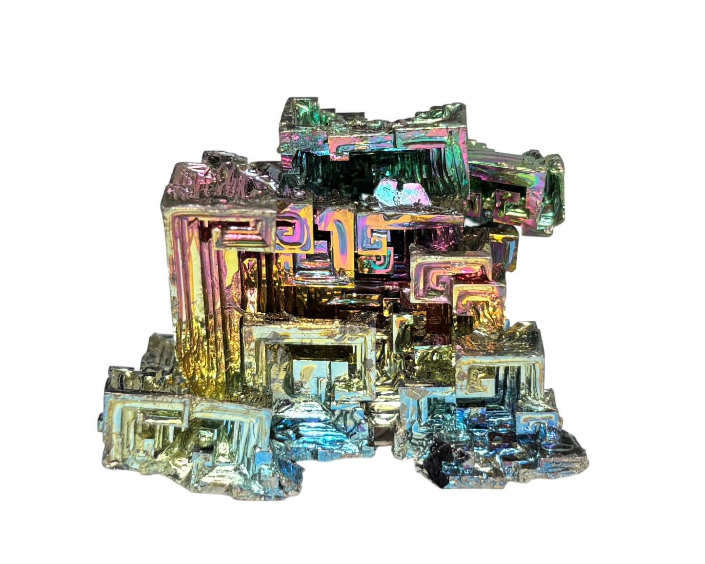 Wismut Kristall mit irisierende Farben auf weißem Hintergrund