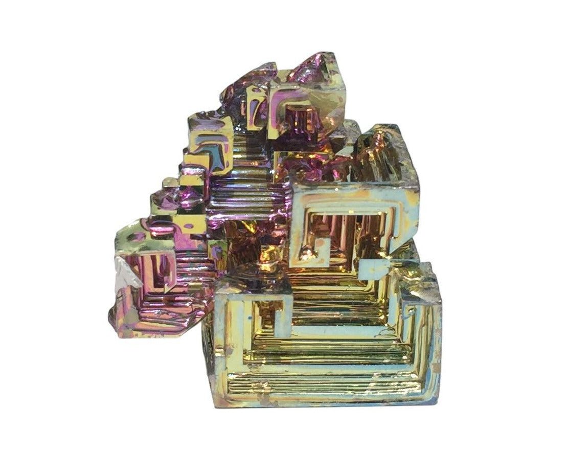 buntes Wismut Kristall auf weißem Hintergrund