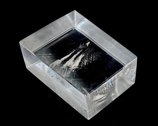 Ansicht vorn: Einzelner polierter Calcit Kristall auf schwarzem Hintergrund