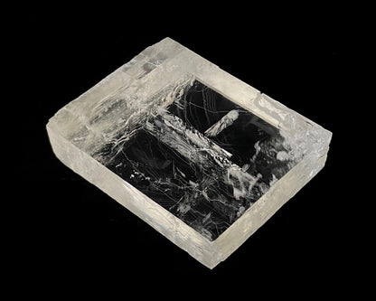 optischer Calcit auf schwarzem Hintergrund